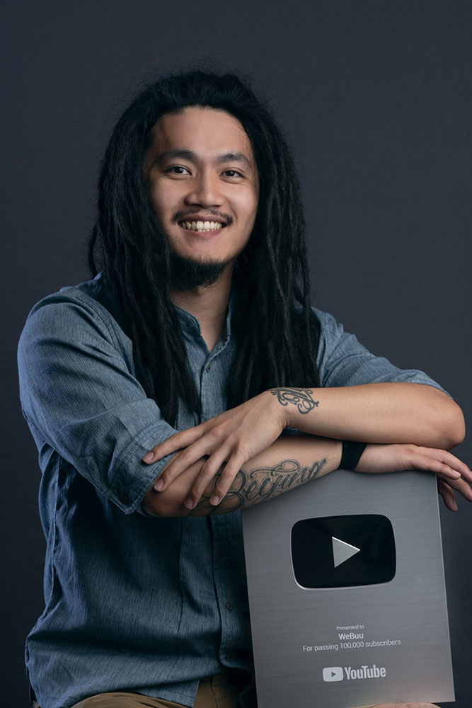 Buyang Lee holding a silver play button